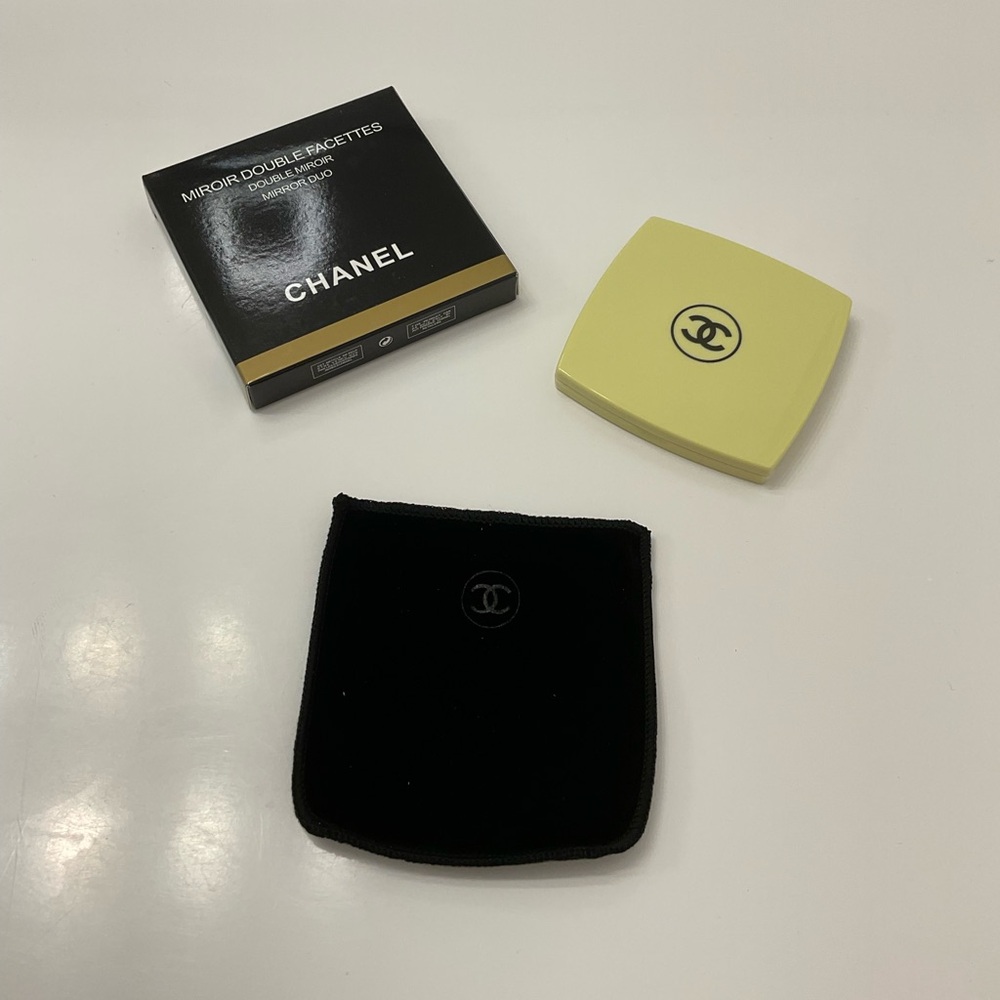 NIB CHANEL Yellow Compact Mirror with Black Pouch - Picture 2 of 3